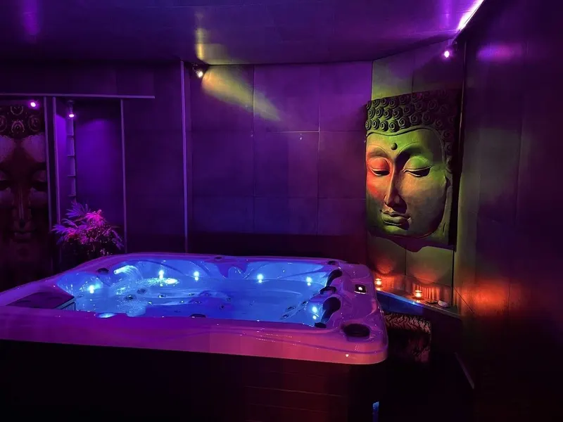 Suite Loveroom à Valenciennes — 80 m², jacuzzi trois places et lit rond sous voûte à Valenciennes