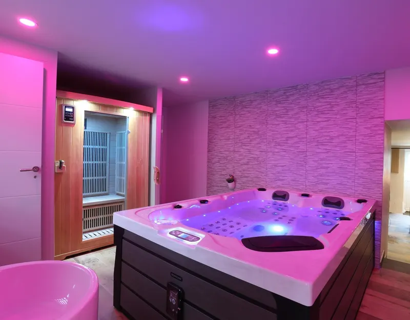 L’Escale Spa à Tréméreuc — Jacuzzi, sauna et lit rond dans 70 m² à Tréméreuc