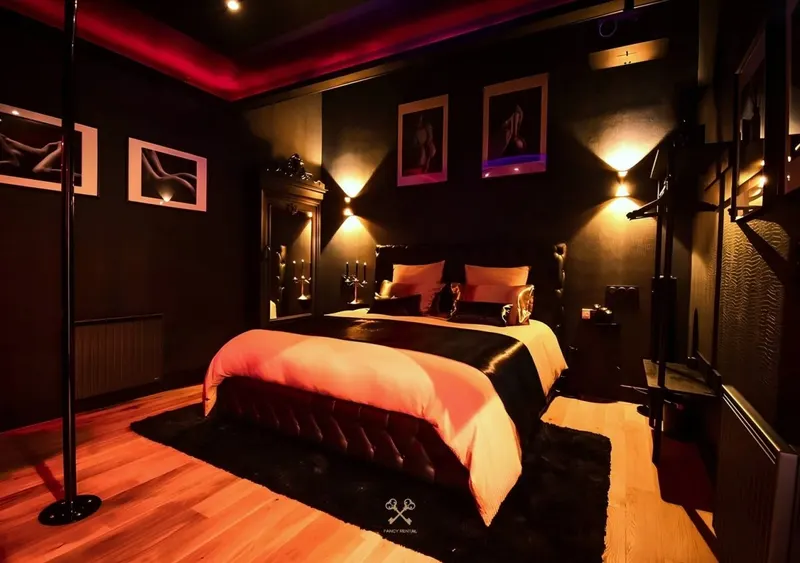 Velvet & Leather à Choisy-le-Roi — balnéo, sauna, cinéma et secret room à Choisy-le-Roi