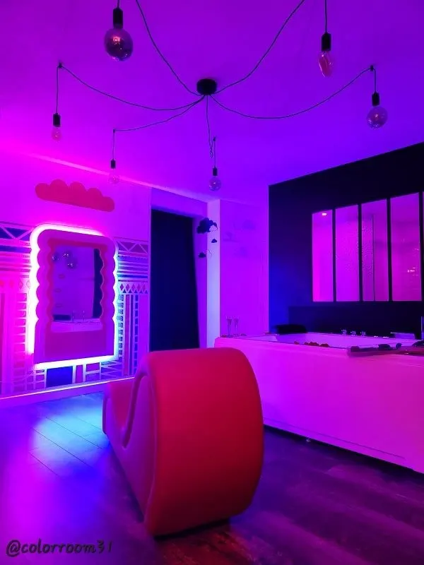 ColorRoom31 à Rouffiac-Tolosan — balnéo 32 jets, lit rond et terrasse cachée à Rouffiac-Tolosan