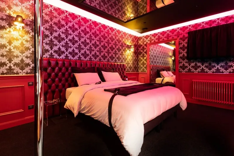 Nuances Loveroom — Balnéo, sauna tonneau et pièce secrète à Juaye-Mondaye à Juaye-Mondaye