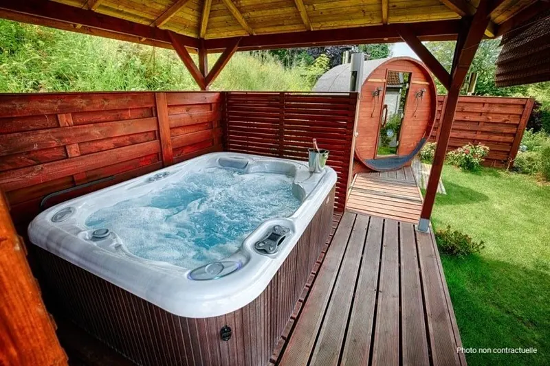 Suite Cocoon à Chaudfontaine — Jacuzzi, hammam et jardin avec sauna à Chaudfontaine