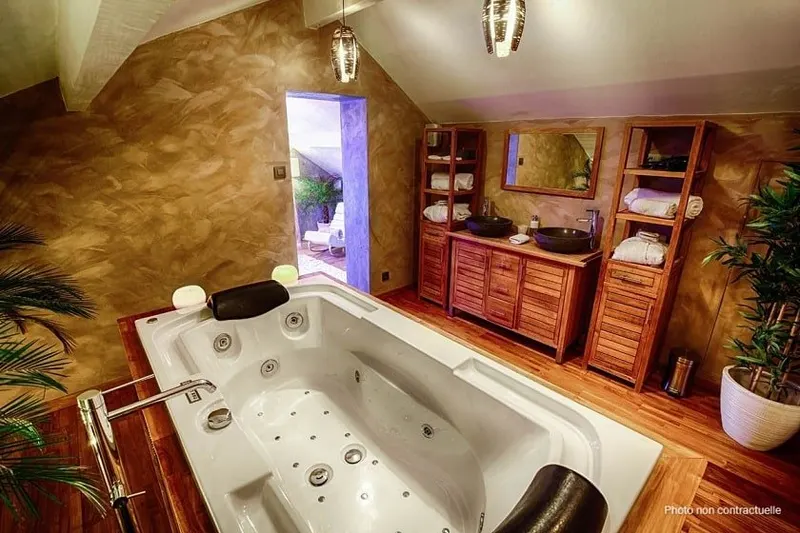 Suite Cocoon à Chaudfontaine — Jacuzzi, hammam et jardin avec sauna à Chaudfontaine