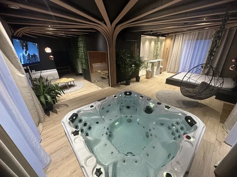 Ébène Spa à Momignies — Suite de 60 m², jacuzzi 7 places et sauna à Momignies