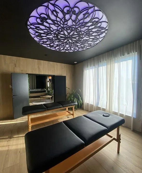 Ébène Spa à Momignies — Suite de 60 m², jacuzzi 7 places et sauna à Momignies