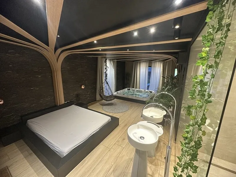 Ébène Spa à Momignies — Suite de 60 m², jacuzzi 7 places et sauna à Momignies
