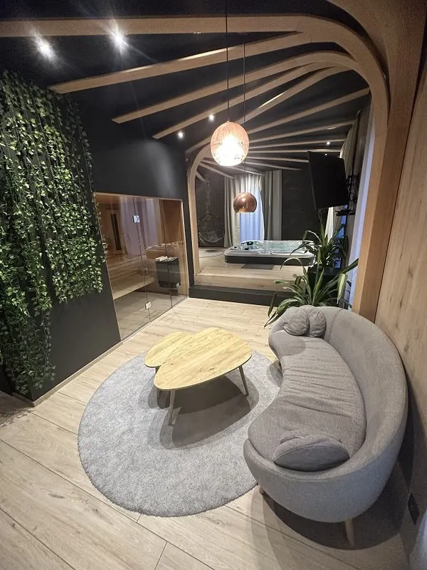 Ébène Spa à Momignies — Suite de 60 m², jacuzzi 7 places et sauna à Momignies
