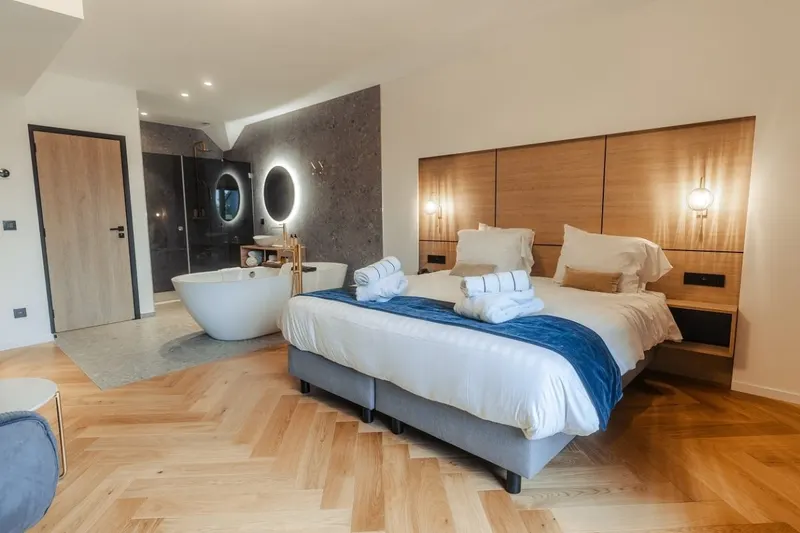 Suite Champagne à Awans — Balnéo duo et accès au wellness de 2 000 m² à Awans