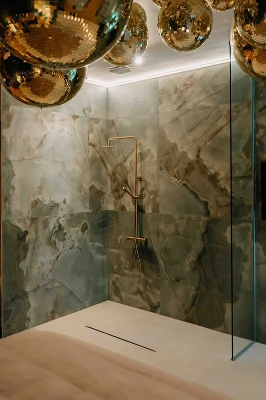 Suite Gucci du Designer Hôtel à Heusy — Jacuzzi extérieur et accès PMR à Heusy