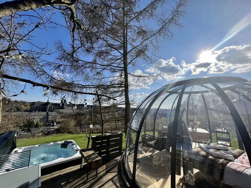 La St-Hubsphair à Saint-Hubert — Sphère vitrée avec jacuzzi et vue sur la basilique à Saint-Hubert