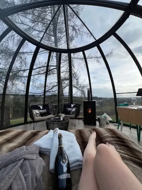 La St-Hubsphair à Saint-Hubert — Sphère vitrée avec jacuzzi et vue sur la basilique à Saint-Hubert