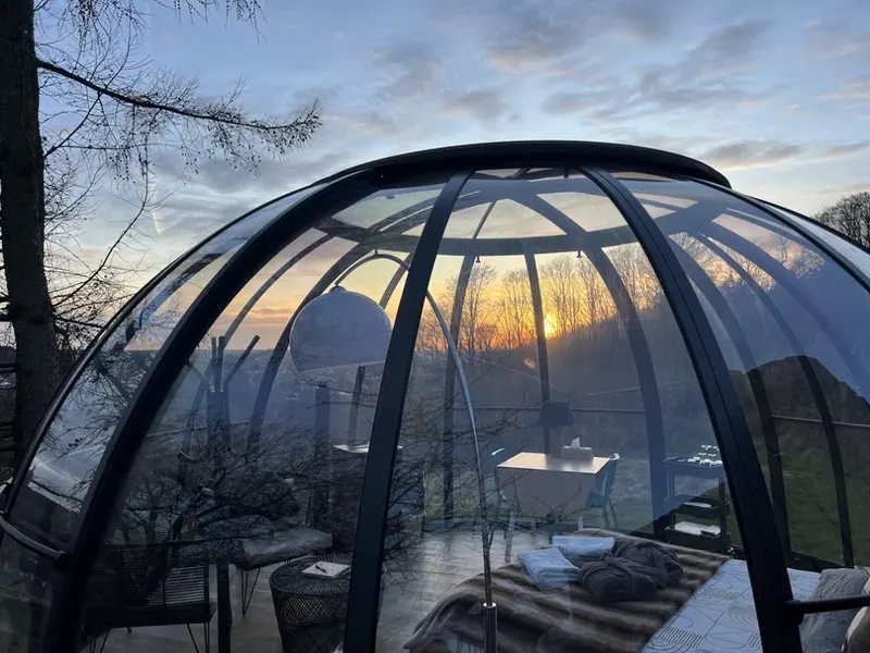 La St-Hubsphair à Saint-Hubert — Sphère vitrée avec jacuzzi et vue sur la basilique à Saint-Hubert