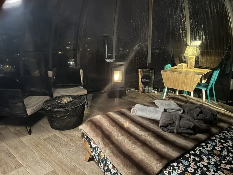 La St-Hubsphair à Saint-Hubert — Sphère vitrée avec jacuzzi et vue sur la basilique à Saint-Hubert