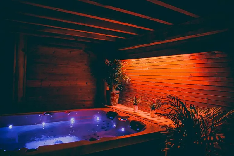 Le Spa du Cabanon à Aye — suite avec jacuzzi couvert, terrasse et jardin privés à Aye