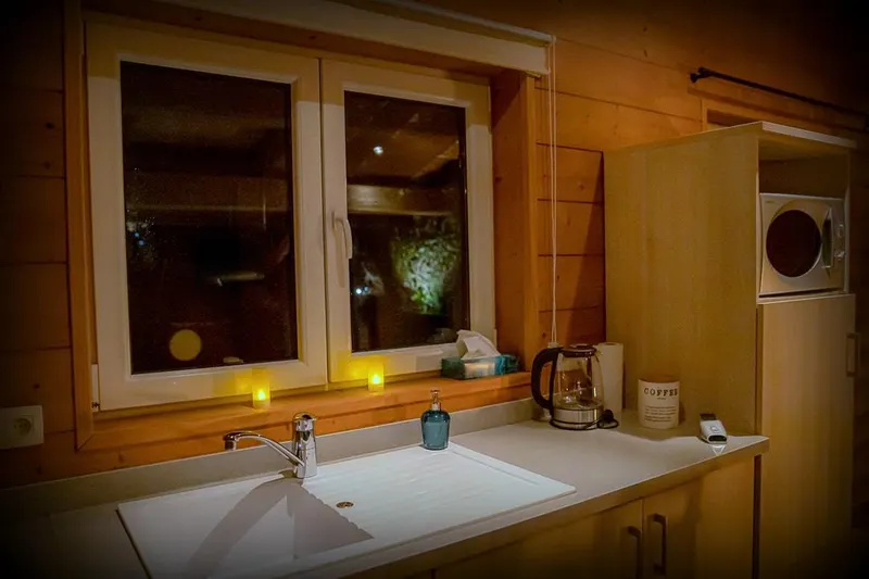 Le Spa du Cabanon à Aye — suite avec jacuzzi couvert, terrasse et jardin privés à Aye