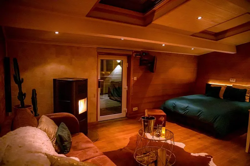 Le Spa du Cabanon à Aye — suite avec jacuzzi couvert, terrasse et jardin privés à Aye