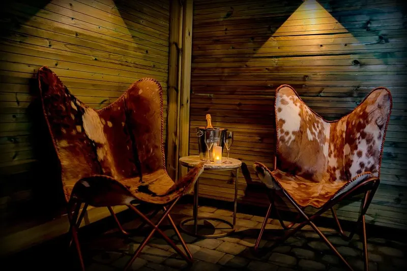 Le Spa du Cabanon à Aye — suite avec jacuzzi couvert, terrasse et jardin privés à Aye