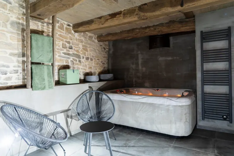 Le Castelain à Sainte-Cécile — ancienne scierie, jacuzzi, sauna et baignoire en cuivre à Sainte-Cécile