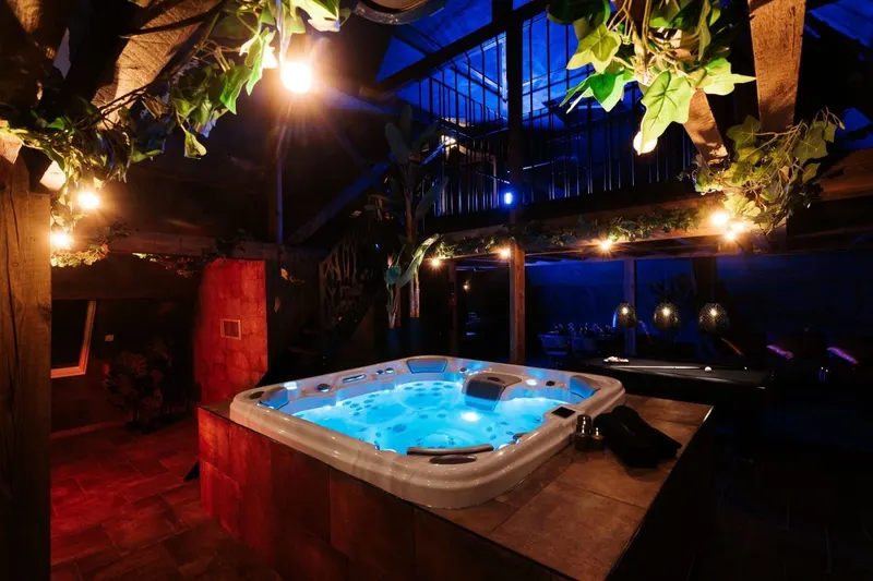 Suite EXTASE à Manage — 150 m², Jacuzzi XXL, billard et jeux privatifs à Manage