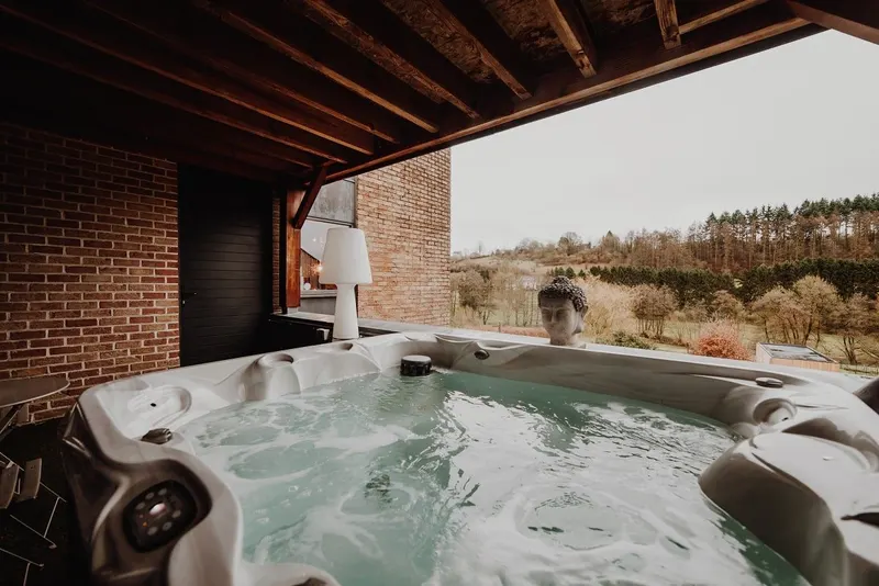 At Home à Gesves — Jacuzzi panoramique sur la vallée du Samson à Gesves