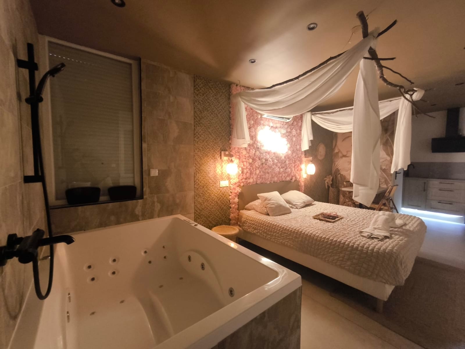 L’Expérience Love Room Bali à Saint-Jean-Bonnefonds — Balnéo et terrasse privée à Saint-Jean-Bonnefonds