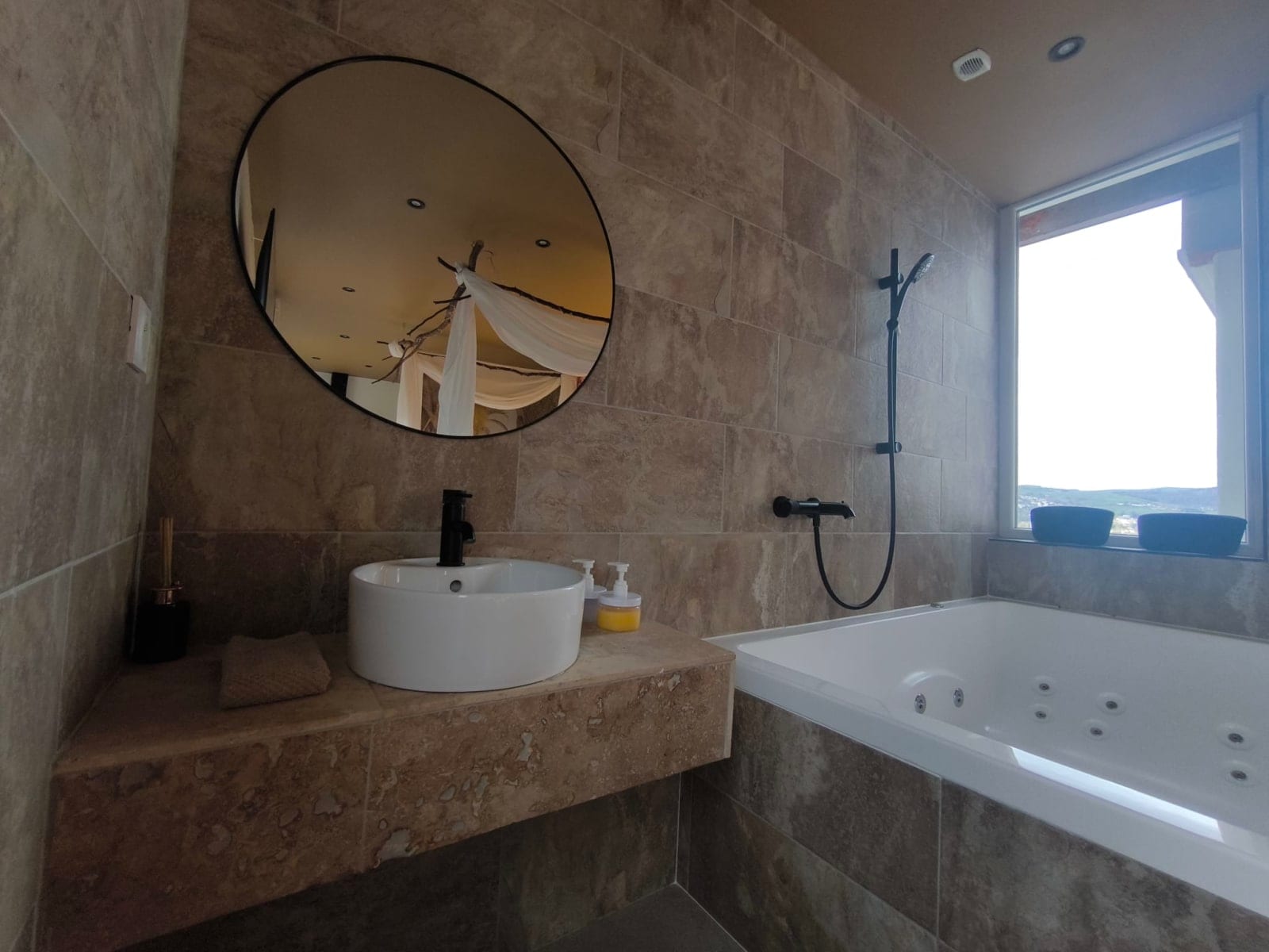 L’Expérience Love Room Bali à Saint-Jean-Bonnefonds — Balnéo et terrasse privée à Saint-Jean-Bonnefonds