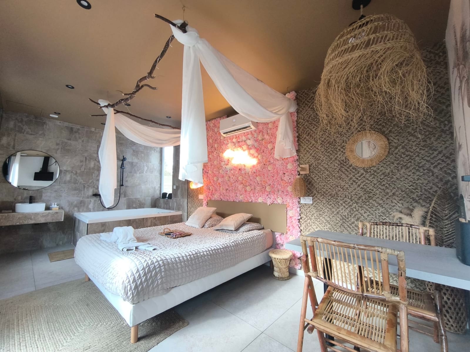 L’Expérience Love Room Bali à Saint-Jean-Bonnefonds — Balnéo et terrasse privée à Saint-Jean-Bonnefonds