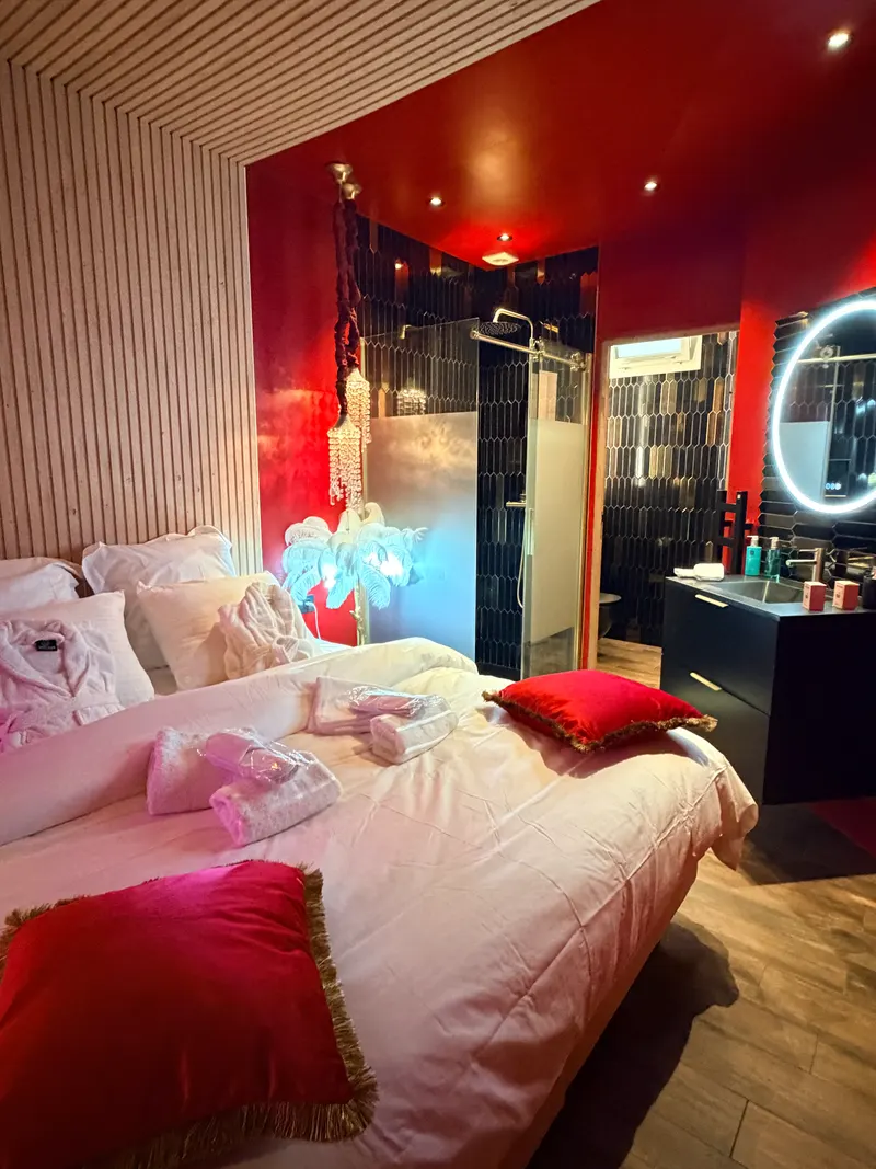Suite romantique avec jacuzzi privatif à Paris