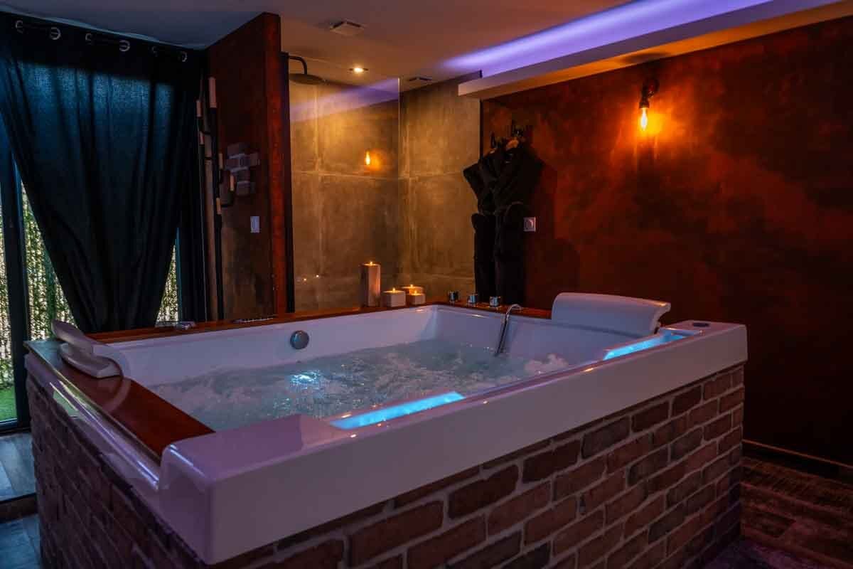 La Suite 55 Industrielle à Istres — Balnéo hydromassante dans un loft de 50 m² à Istres