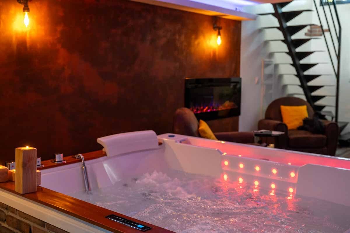 La Suite 55 Industrielle à Istres — Balnéo hydromassante dans un loft de 50 m² à Istres