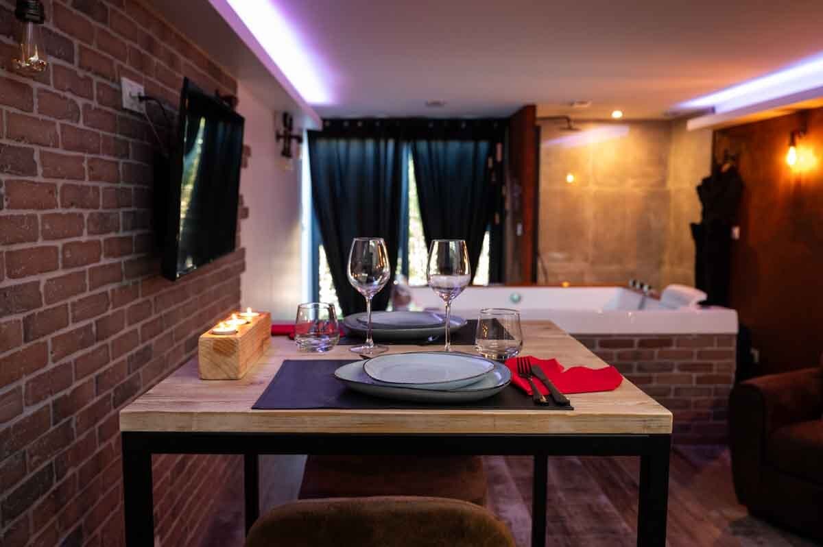 La Suite 55 Industrielle à Istres — Balnéo hydromassante dans un loft de 50 m² à Istres