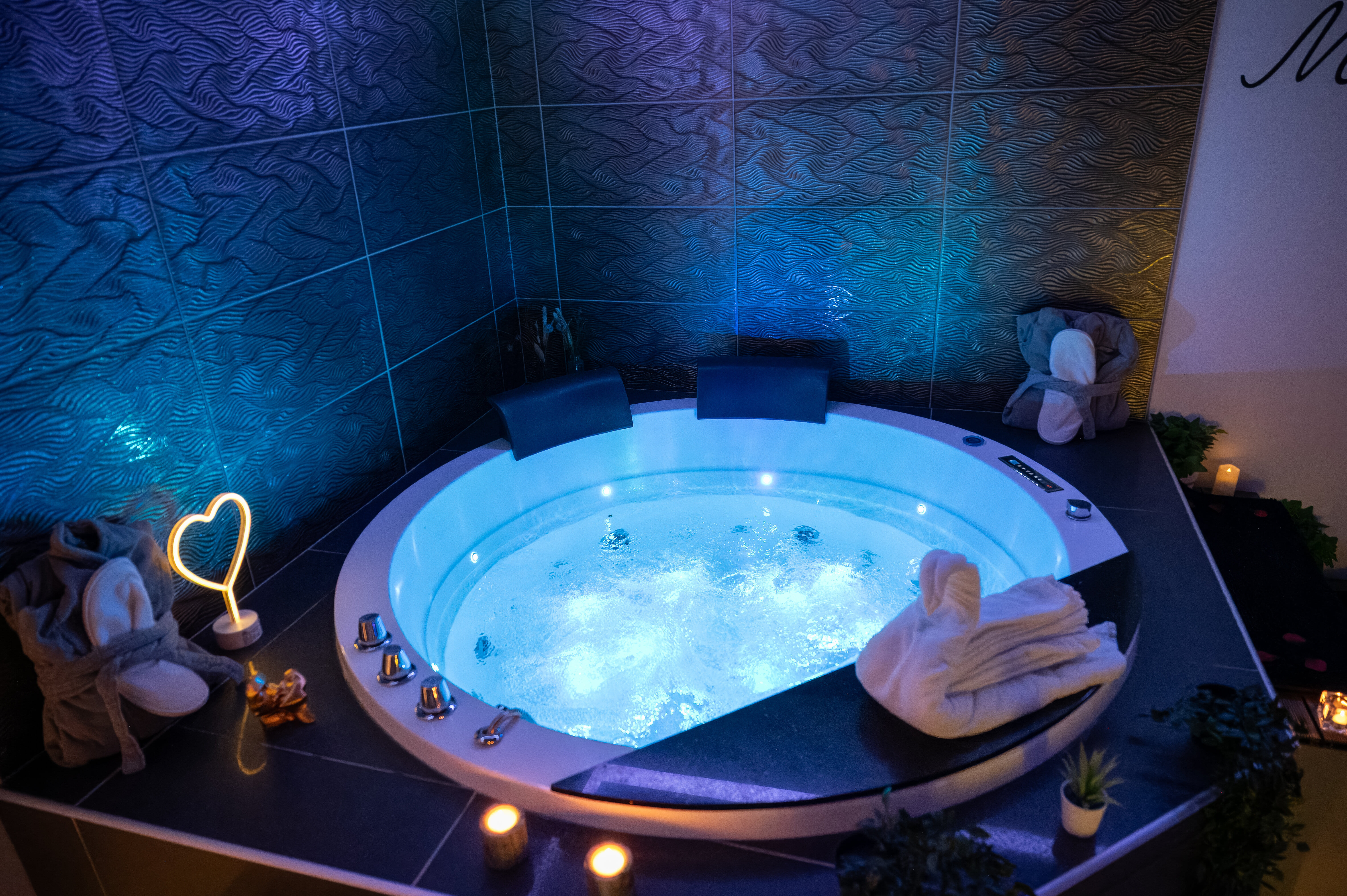 La Contemporaine à Istres — suite de 50 m² avec jacuzzi, baignoire îlot et jardinet privé à Istres