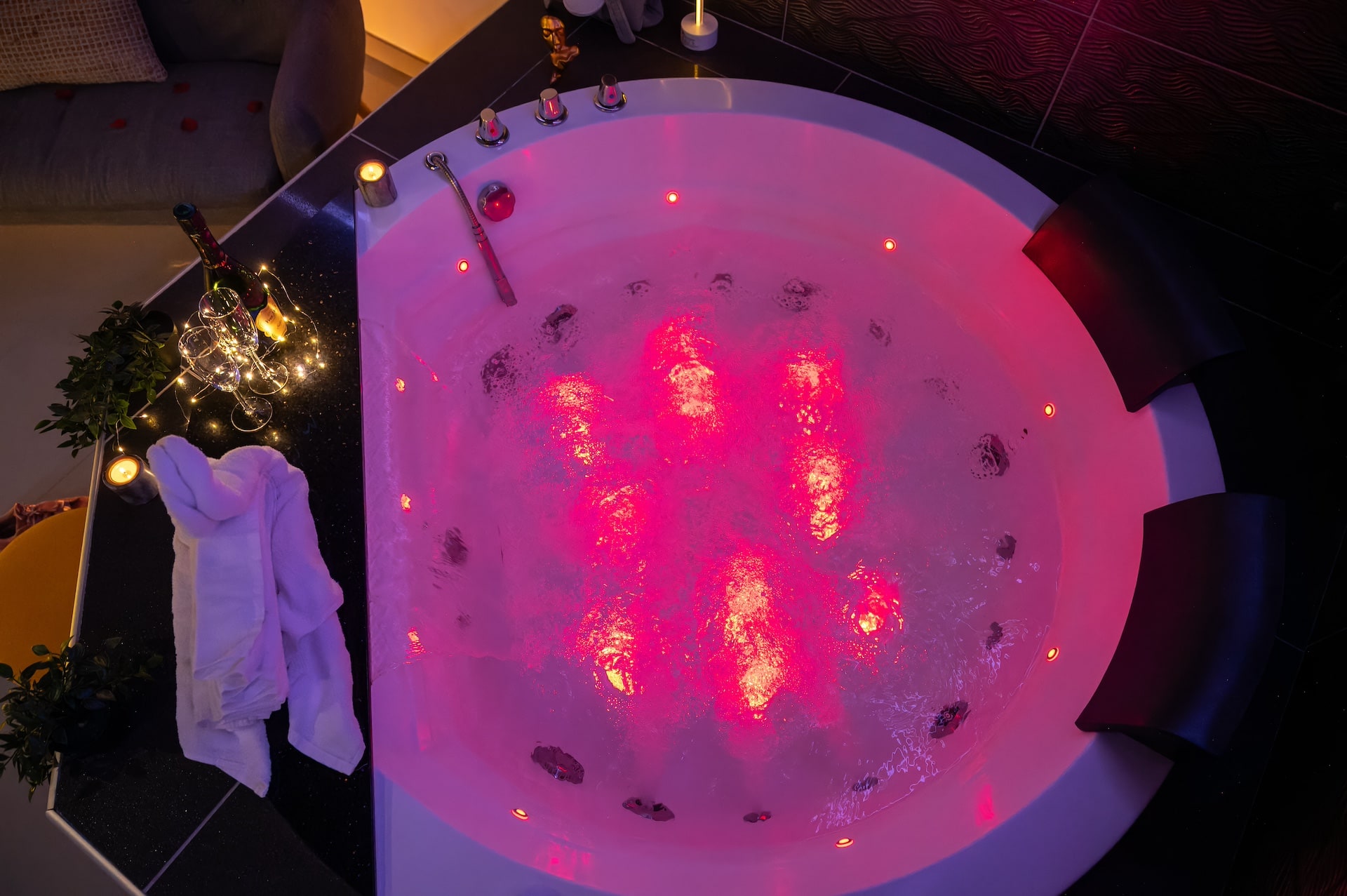 La Contemporaine à Istres — suite de 50 m² avec jacuzzi, baignoire îlot et jardinet privé à Istres
