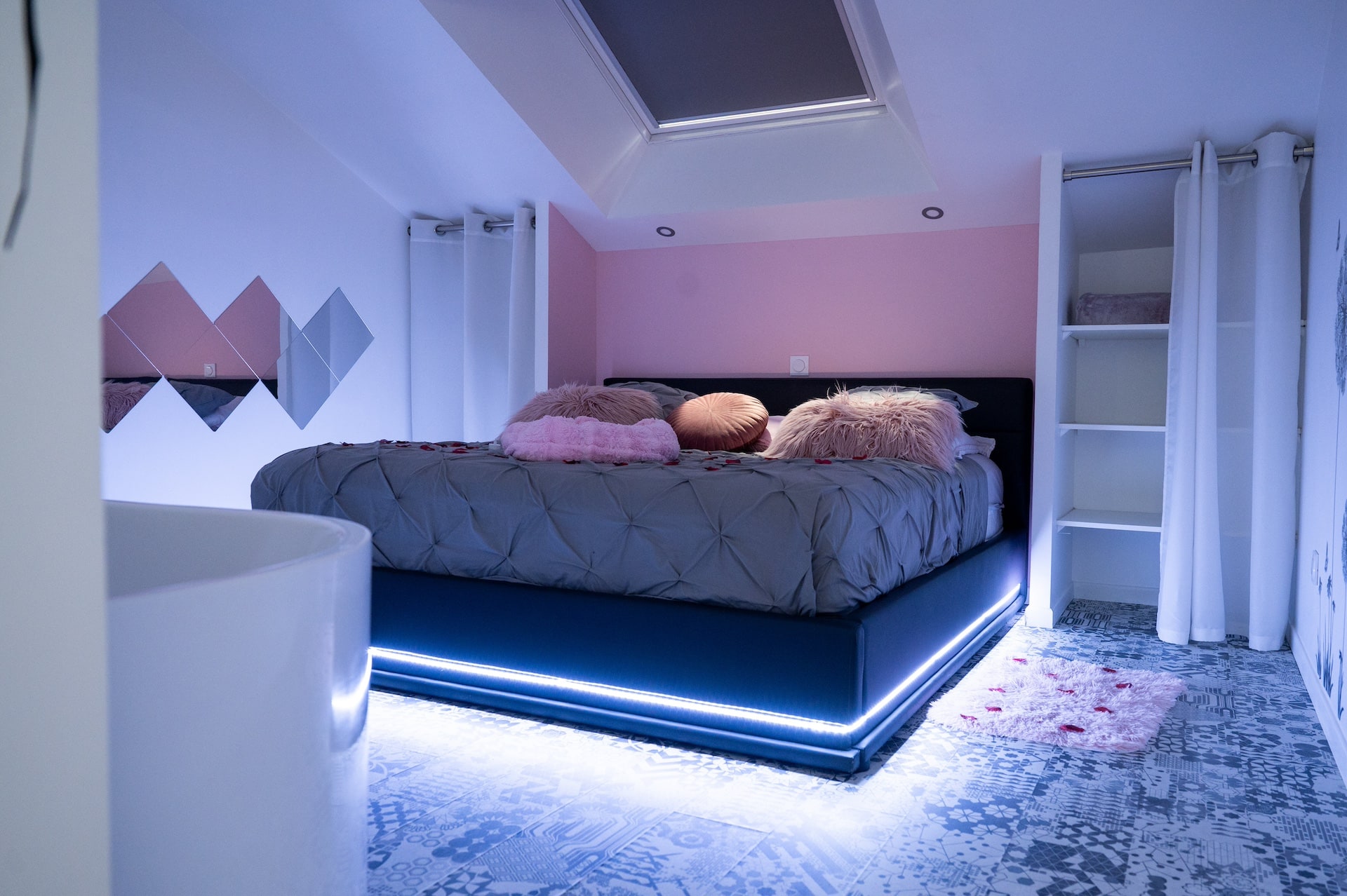 La Contemporaine à Istres — suite de 50 m² avec jacuzzi, baignoire îlot et jardinet privé à Istres