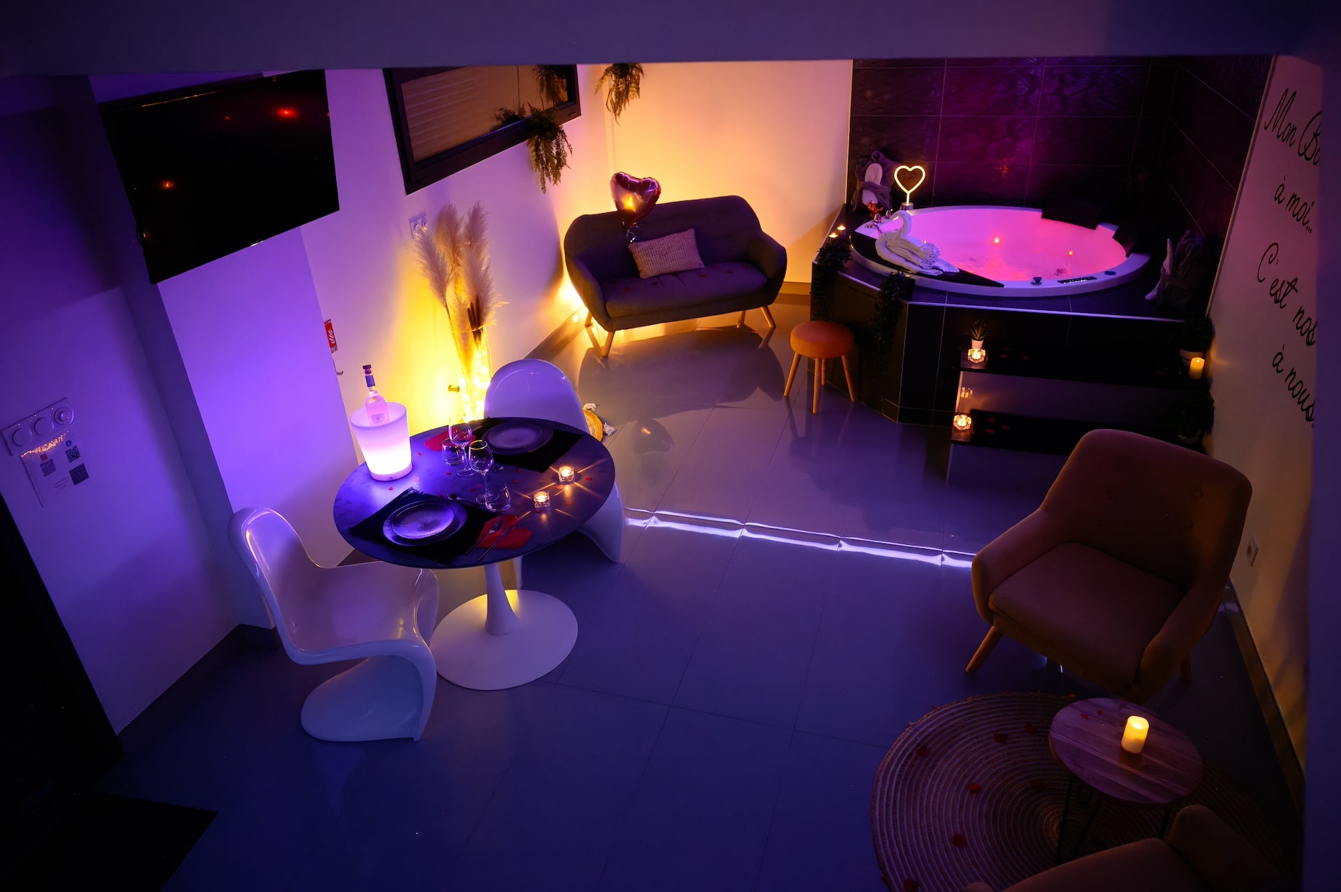 La Contemporaine à Istres — suite de 50 m² avec jacuzzi, baignoire îlot et jardinet privé à Istres