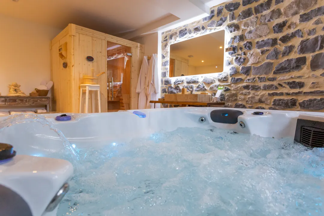 La Demeure des Sens à Quissac — jacuzzi thérapeutique 63 jets et sauna finlandais à Quissac