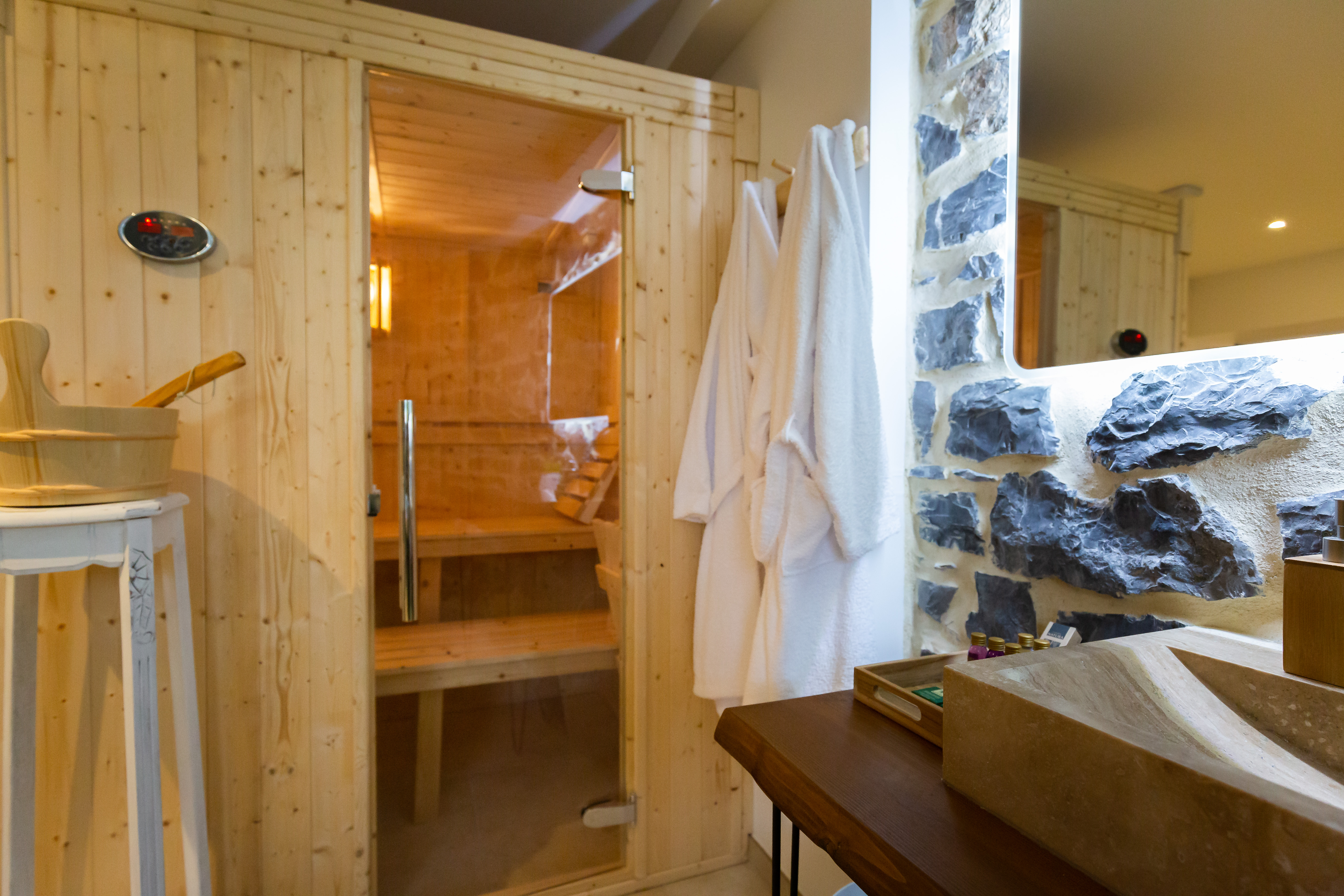 La Demeure des Sens à Quissac — jacuzzi thérapeutique 63 jets et sauna finlandais à Quissac