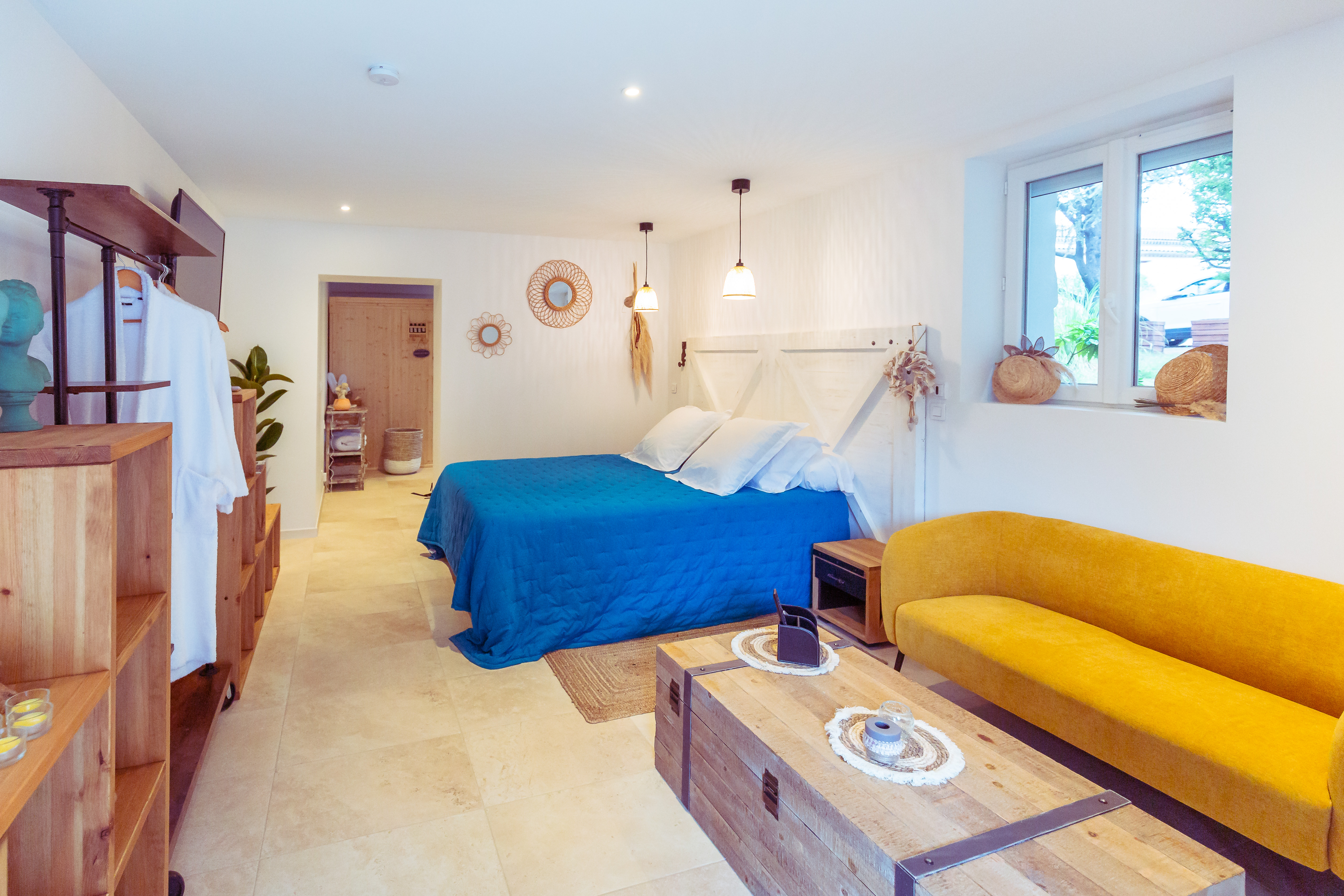 La Demeure des Sens à Quissac — jacuzzi thérapeutique 63 jets et sauna finlandais à Quissac