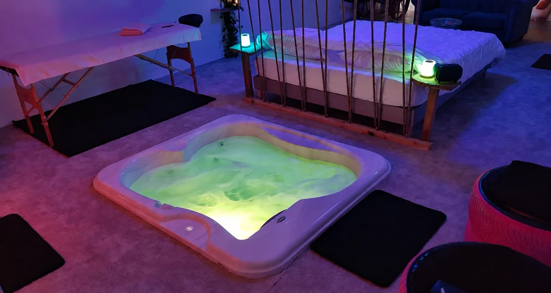 Suite Fraise à Beaufort-en-Anjou — 50 m², jacuzzi sous verrière et home cinéma à Beaufort-en-Anjou