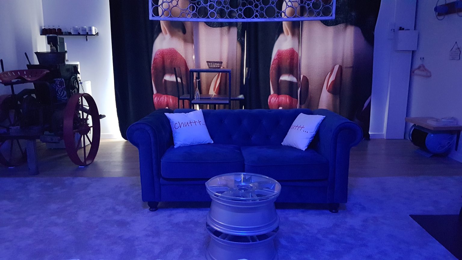 Suite Fraise à Beaufort-en-Anjou — 50 m², jacuzzi sous verrière et home cinéma à Beaufort-en-Anjou