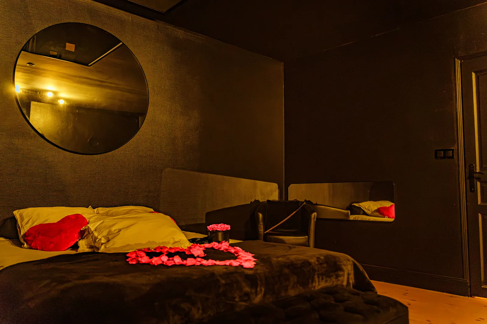 Suite : vue sur le lit et le miroir