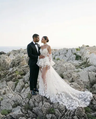Portrait éditorial de mariés dans les pinèdes du Grand-Hôtel Cap-Ferrat Saint-Jean-Cap-Ferrat — mariage luxe Côte d’Azur