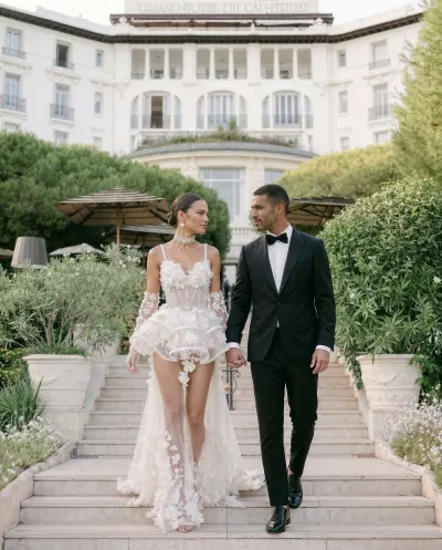 Portrait éditorial de mariés dans les pinèdes du Grand-Hôtel Cap-Ferrat Saint-Jean-Cap-Ferrat — mariage luxe Côte d’Azur