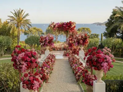 Décoration florale somptueuse dans les jardins méditerranéens du Grand-Hôtel Cap-Ferrat lors d’un mariage de luxe — wedding planner Côte d’Azur