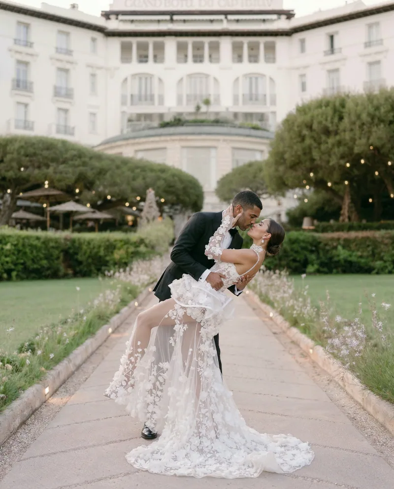 Portrait éditorial de mariés dans les pinèdes du Grand-Hôtel Cap-Ferrat Saint-Jean-Cap-Ferrat — mariage luxe Côte d’Azur