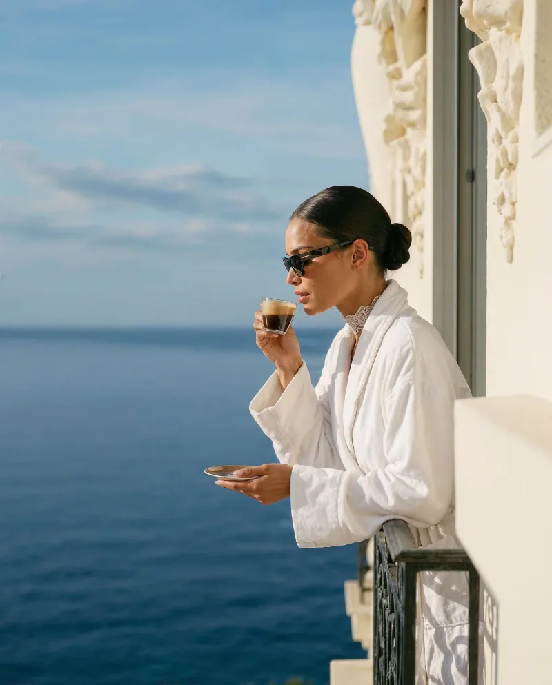 Portrait éditorial de mariés dans les pinèdes du Grand-Hôtel Cap-Ferrat Saint-Jean-Cap-Ferrat — mariage luxe Côte d’Azur