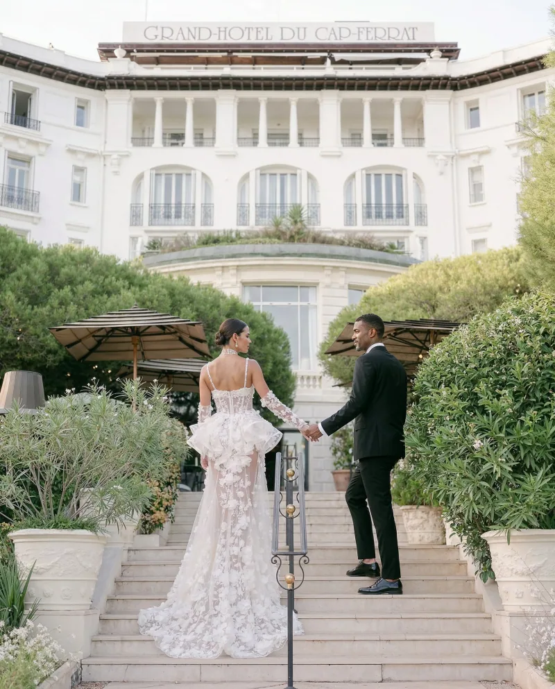 Portrait éditorial de mariés dans les pinèdes du Grand-Hôtel Cap-Ferrat Saint-Jean-Cap-Ferrat — mariage luxe Côte d’Azur