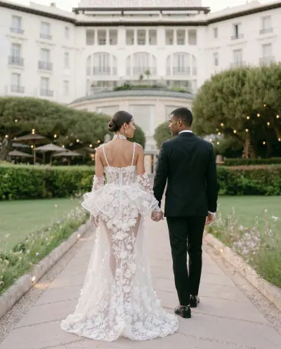 Portrait éditorial de mariés dans les pinèdes du Grand-Hôtel Cap-Ferrat Saint-Jean-Cap-Ferrat — mariage luxe Côte d’Azur