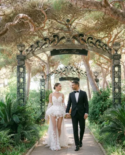 Portrait éditorial de mariés dans les pinèdes du Grand-Hôtel Cap-Ferrat Saint-Jean-Cap-Ferrat — mariage luxe Côte d’Azur