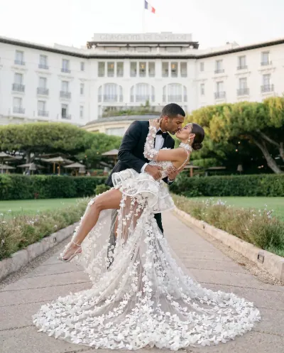 Portrait éditorial de mariés dans les pinèdes du Grand-Hôtel Cap-Ferrat Saint-Jean-Cap-Ferrat — mariage luxe Côte d’Azur